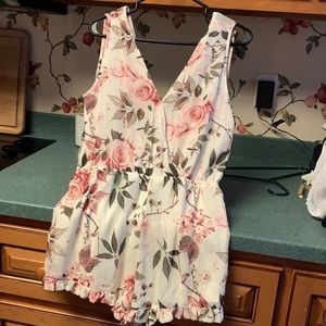 Cream/pink lined Romper w:tie back elastic waist